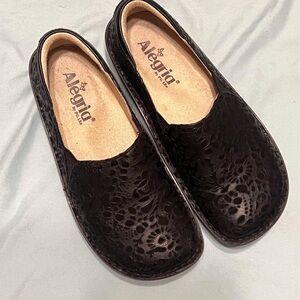 Alegria Women's Black Textured Loafers